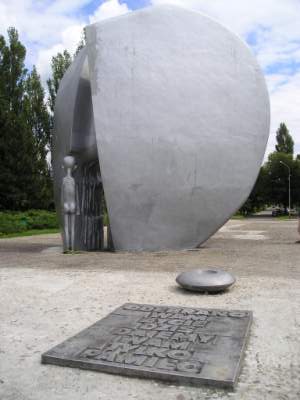 The Broken Heart Monument commemorating martyrdom of children in Łódź. Photo by Ralf Lotys CC BY SA 3.0