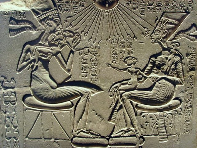 Akhenaten, Nofretete und ihre Kinder.