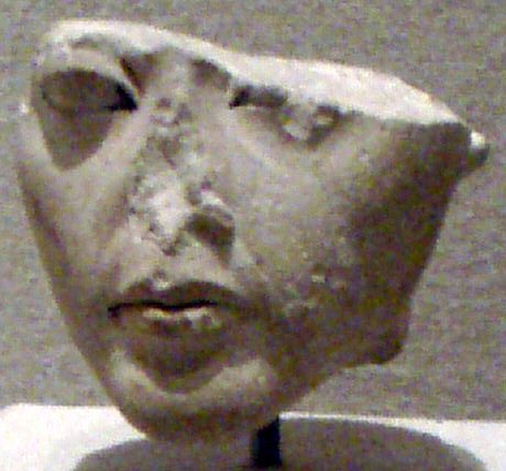 Estatuta quebrada de uma mulher da 18ª dinastia que se acredita ser Ankhesenamun. Brooklyn, Estados Unidos. Foto de Keith Schengili-Roberts CC BY-SA 2.5