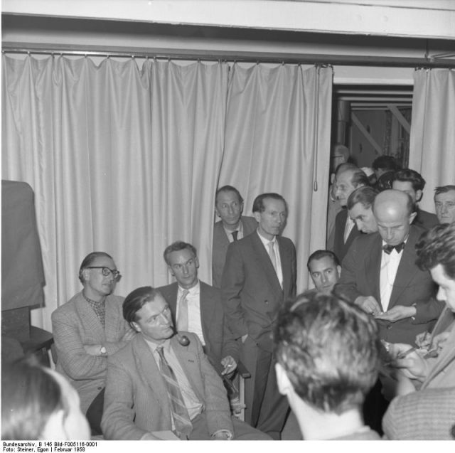 Repatriation of the German scientists and engineers (1958). Photo by Bundesarchiv, B 145 Bild-F005116-0001 / Steiner, Egon / CC-BY-SA 3.0