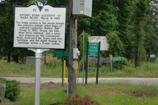 Historical marker and access sign at Mars Bluff, South Carolina. Photo by DTMedia2 CC BY-SA 3.0