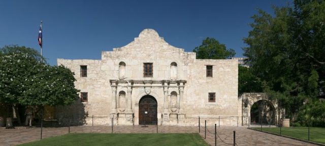 The chapel of the Alamo Mission is known as the “Shrine of Texas Liberty.” Photo by Daniel Schwen –CC BY-SA 4.0