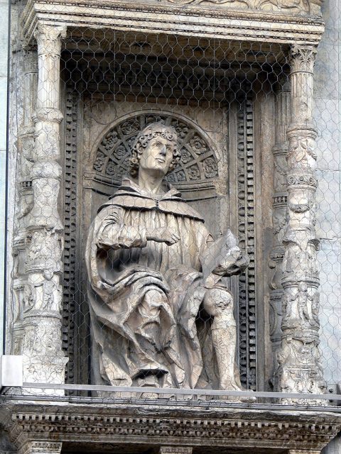 Statue of Pliny the Elder on the facade of Cathedral of Santa Maria Maggiore in Como, Italy. Photo by Wolfgang Sauber CC BY-SA 3.0