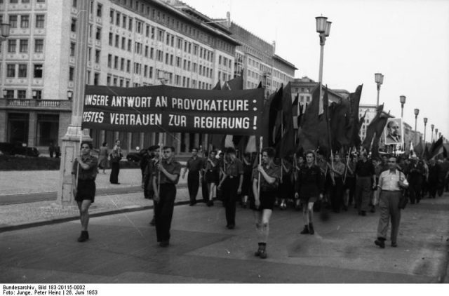 Protesters march on the streets in Berlin, June 26, 1953. Photo by Bundesarchiv, Bild 183-20115-0002 / CC-BY-SA 3.0