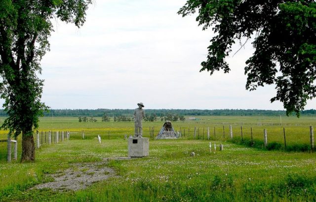 Commemorative statue entitled “Never Forget” at the cemetery of the Kapuskasing Internment Camp, Kapuskasing, Ontario. Photo by P199 CC BY-SA 3.0