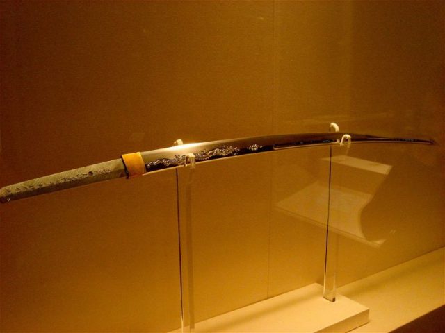 Japanese katana showing a horimono (blade carving), Metropolitan Museum of Art. Photo by El Pablo CC By 2.0
