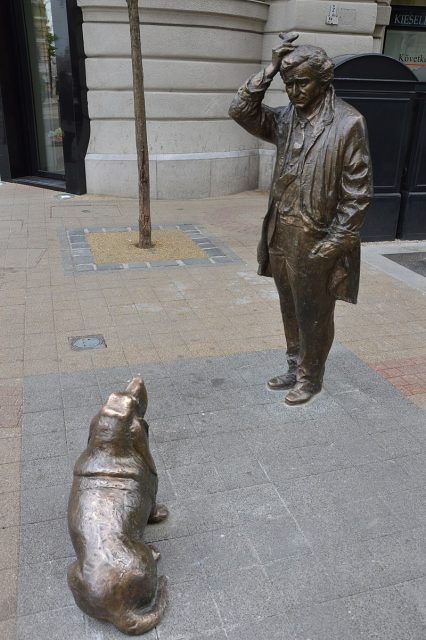Peter Falk statue as Columbo with his Dog in Budapest, Hungary. Photo by Illustratedjc CC BY-SA 3.0