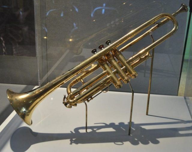 Selmer trumpet, given as a gift by King George V of the United Kingdom to Louis Armstrong in 1933. Photo by Joe Mabel CC BY-SA 3.0
