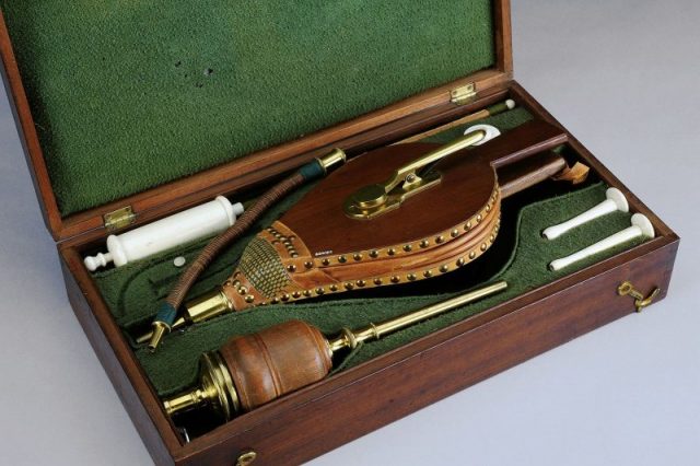 Resuscitation set, Europe, 1801-1850. Photo by Wellcome Images CC By SA 4.0