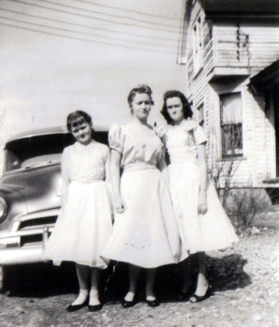 Vintage Fashion - 1950s Teenage Girls with their Doo Wop ...