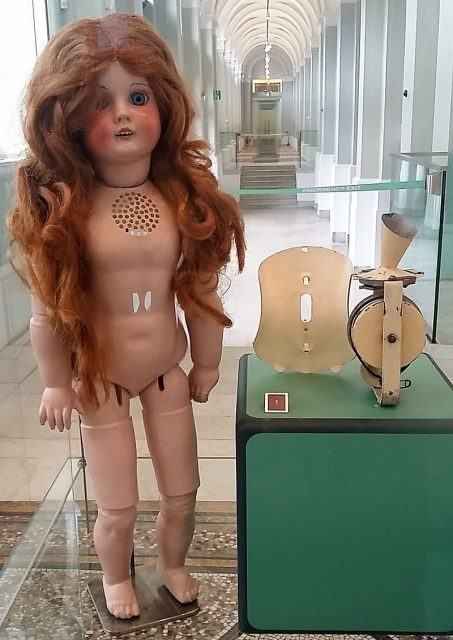 Example of an Edison Phonograph doll, 1890. The phonograph mechanism housed in the body has been removed and is displayed alongside. Photo by Mabalu CC BY-SA 4.0