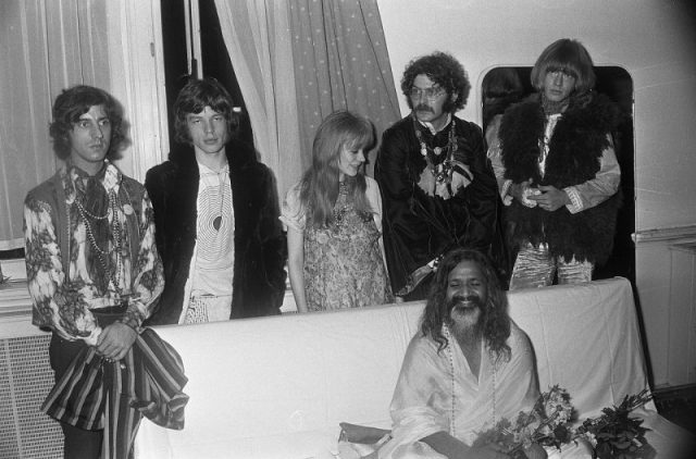 Left to right: Michael Cooper, Mick Jagger, Marianne Faithfull, Al Vandenberg & Brian Jones; sitting: Maharishi Mahesh Yogi (Concertgebouw Amsterdam, 1967). Photo by Ben Merk (ANEFO) CC BY-SA 3.0