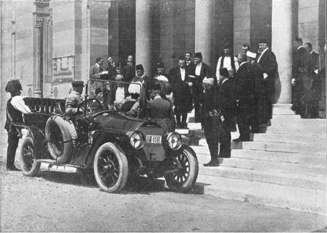 As described by contemporary Spanish magazine El Mundo Gráfico: “The moment when the Austrian archdukes, following the first attempt against their lifes, arrived at the City Council (of Sarajevo), where they were received by the mayor and the municipal corporation.”