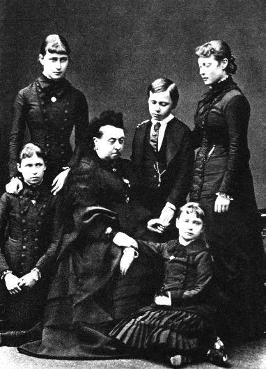 Queen Victoria com os cinco filhos sobreviventes da sua filha, a Princesa Alice, vestida com roupas de luto pela sua mãe e pela sua irmã Princesa Marie no início de 1879.