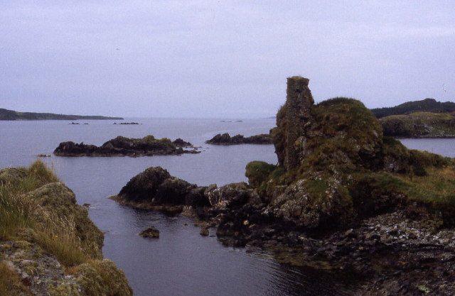 Ruins of Dunyvaig Castle. Photo by Chris Heaton CC BY-SA 2.0