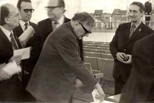 Shostakovich voting in the election of the Council of Administration of Soviet Musicians in Moscow in 1974. Photo by Щербинин Юрий CC BY-SA 3.0