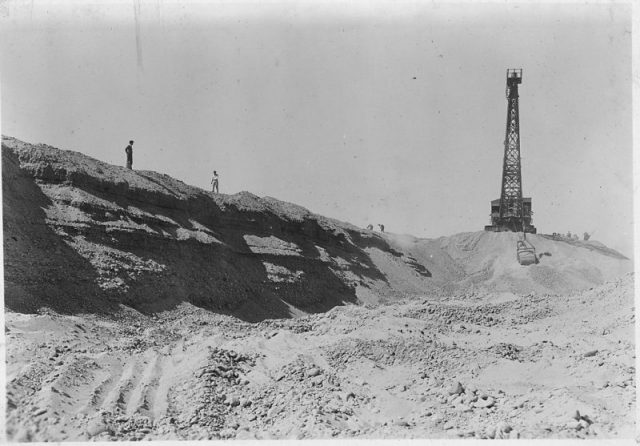 Stripping operations at Arizona gravel deposit.