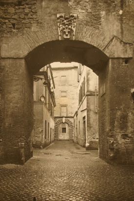 The Passetto in its original context – in the background, the rear side of Palazzo Rusticucci-Accoramboni seen from Vicolo del Farinone, before the demolition of the neighborhood (c. 1930).