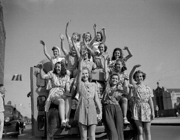 Waving girls, 1940.