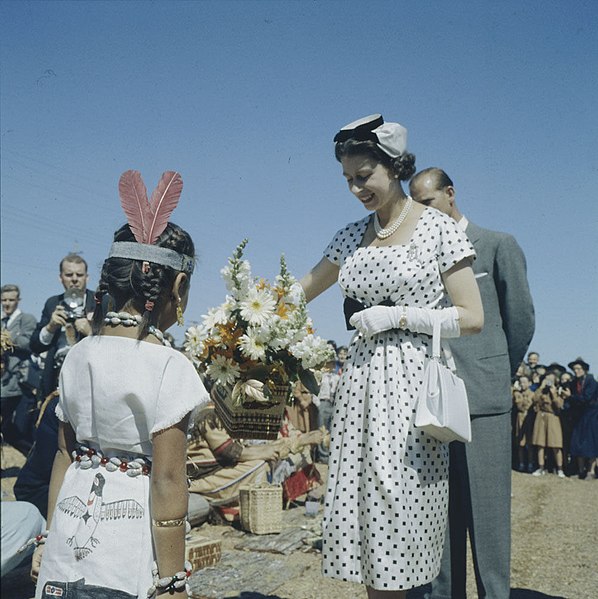 Queensland’s Governor says good-bye to Queen Elizabeth II, 1959. Photo by BiblioArchives / LibraryArchives CC By 2.0