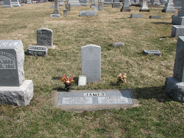 Jesse James’ grave. Photo by IslandsEnd CC BY SA 3.0