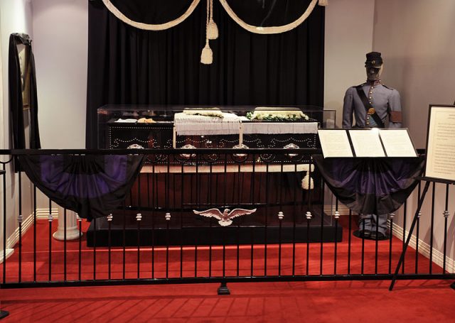 Recreation of President Abraham Lincoln lying in repose at the National Museum of Funeral History in Houston, TX. Photo by Funeralhistorian CC BY SA 3.0
