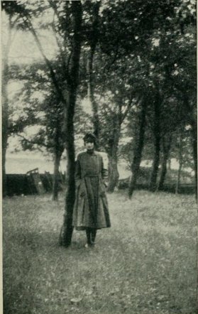 Elsie Wright in 1920, picture printed in the American edition of the 1922 book ‘The Coming of the Fairies’ by Sir Arthur Conan Doyle. Author is not precised.