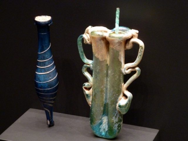 Roman glass perfume flask and two-part eye makeup container. Photo by Dave & Margie Hill / Kleerup CC BY-SA 2.0