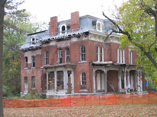 The mansion in 2003. Photo by Aaron & Mariona – Flickr CC BY 2.0