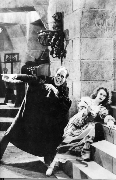 The Phantom (Lon Chaney), and Christine Daaé (Mary Philbin).