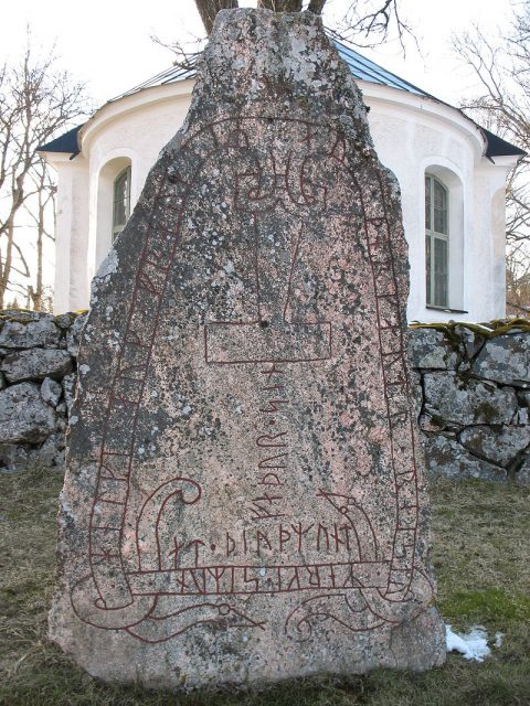 The Stenkvista runestone in Södermanland, Sweden, shows Thor’s hammer instead of a cross. Photo by Berig CC BY-SA 4.0