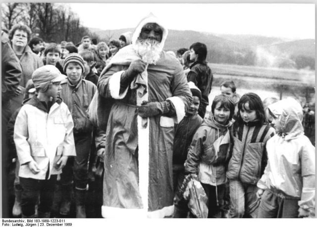 Santa Claus crosses the Inner German border from Herleshausen to Lauchrödem, December 23, 1989. Photo by Bundesarchiv, Bild 183-1989-1223-011/Ludwig, Jürgen CC-BY-SA 3.0