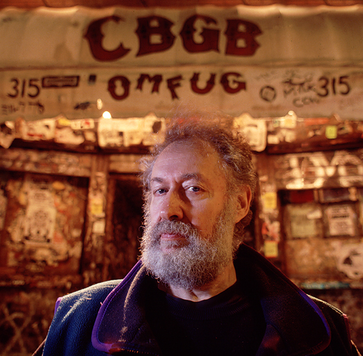 Hilly Kristal, owner of CBGB’s photographed in front of his club in New York City by Charlie Samuels. Photo by Charliesamuels CC BY-SA 3.0
