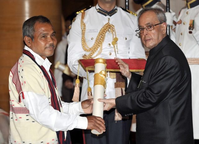 Jadav Payeng receiving the Padma Shri award from president Pranab Mukherjee