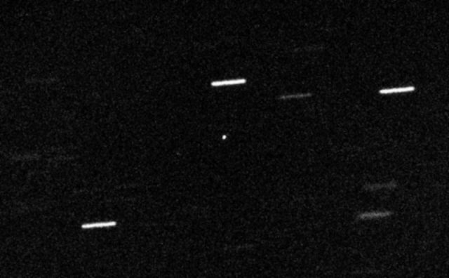 ʻOumuamua’, imaged here with the William Herschel Telescope on 28 October, is seen as a stationary light source in the center of the image. Background stars appear streaked because the telescope is tracking the rapidly moving object.