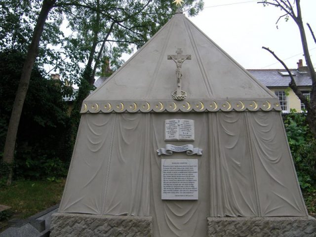 Richard Burton’s Tomb at Mortlake, south west London, June 2011. Photo by Svarochek -CC BY-SA 3.0