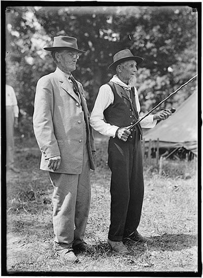 A Union veteran and a Confederate veteran. Photo by Harris & Ewing Collection/US Library of Congress