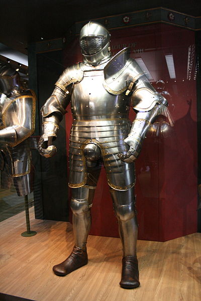Full armor of Henry VIII in the Tower of London. Photo by Michel Wal CC BY-SA 3.0