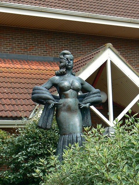 Diana Dors statue, Shaw Ridge Leisure Park, Swindon. Photo by Brian Robert Marshall CC BY-SA 2.0
