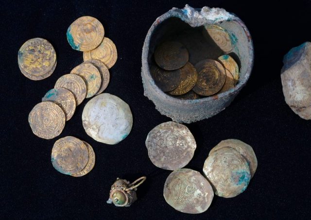 Among the items found at the excavation were 24 rare gold coins, including 18 Fatimid dinars, and six Byzantine coins dating to the reign of emperor Michael VII Doukas. (Photo by JACK GUEZ / AFP/Getty Images)
