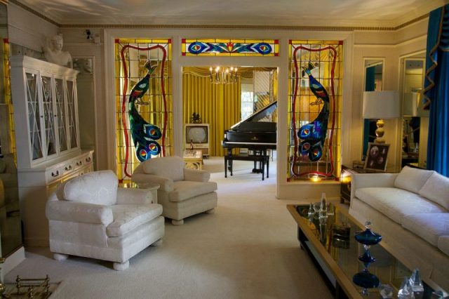 Graceland living room. Photo by David Brossard – Flickr CC BY-SA 2.0