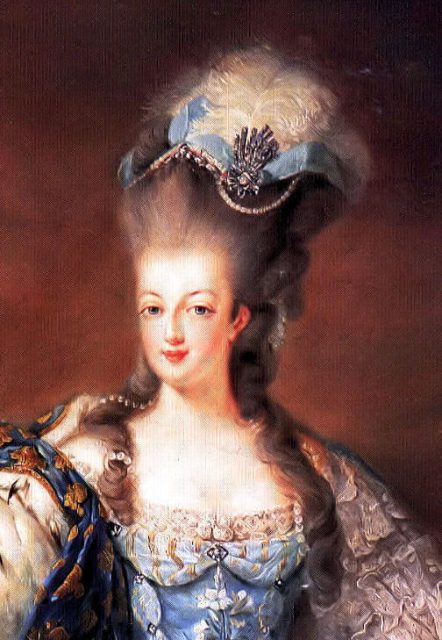 Maria Antonietta indossa la caratteristica acconciatura a pouf: i suoi capelli naturali sono allungati in cima con un parrucchino artificiale.