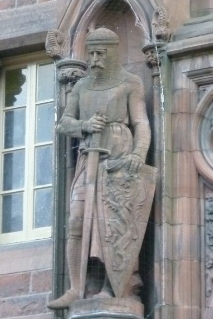 Wallace statue by D. W. Stevenson on the Scottish National Portrait Gallery, Edinburgh. Photo by Kim Traynor CC BY-SA 3.0