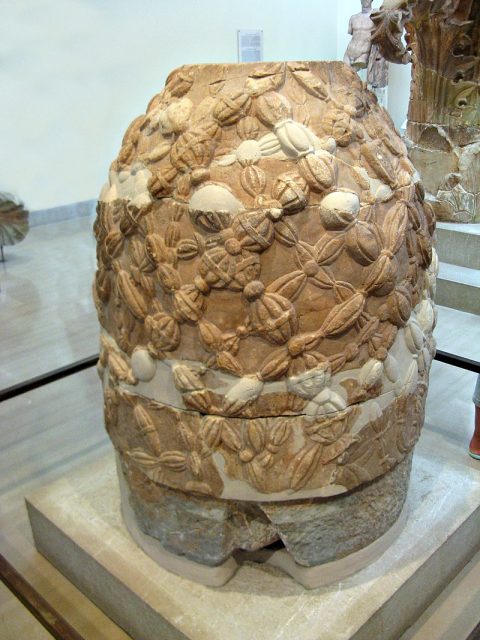 The omphalos in the museum of Delphi Photo by Юкатан CC BY-SA 3.0