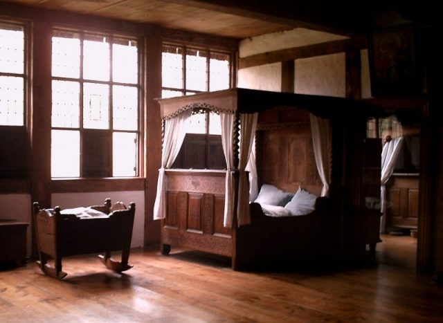 Middle Ages bed. Photo by R-E-A CC BY-SA 3.0