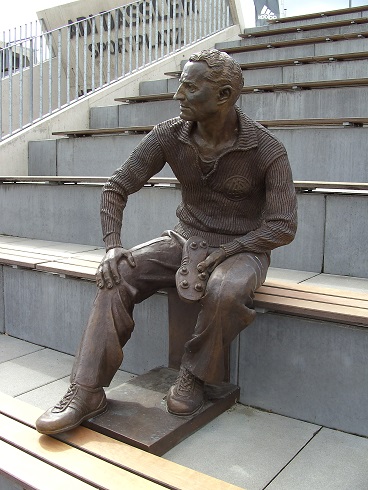Sculpture of Dassler in the Adi Dassler Stadium. Photo by Maxim560 CC BY-SA 3.0