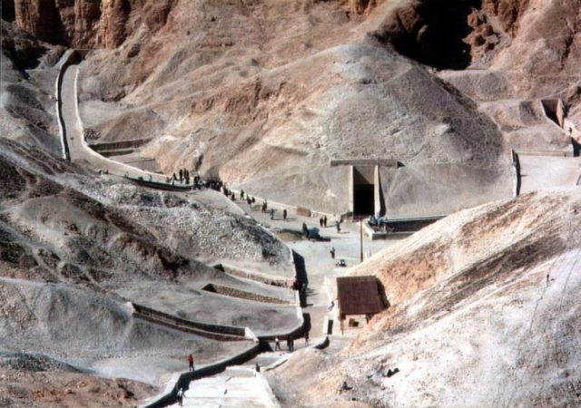 KV62 in the Valley of the Kings. The tomb directly facing the camera is that of Rameses VI. In front of it and to the right, half-hidden by the shoulder of the central mountain, is the tomb of Tutankhamun. Photo by Peter J. Bubenik CC BY-SA 2.0