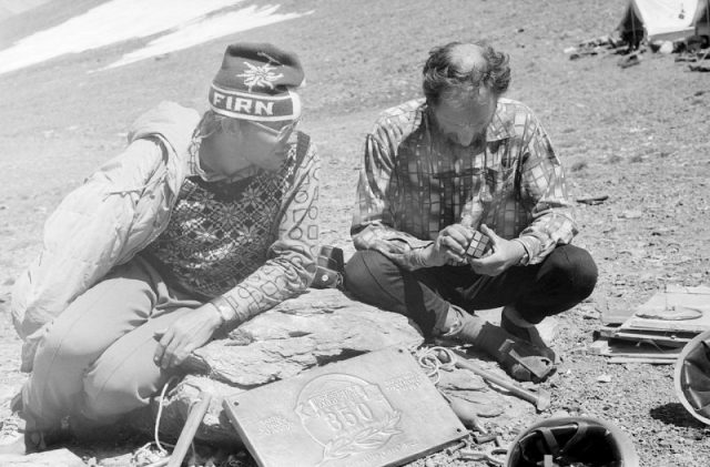 Mountaineer solving Rubik’s Cube during 1982 expedition in Pamir Mountains to peak Tartu Ülikool 350. Photo by Jaan Künnap CC BY-SA 4.0