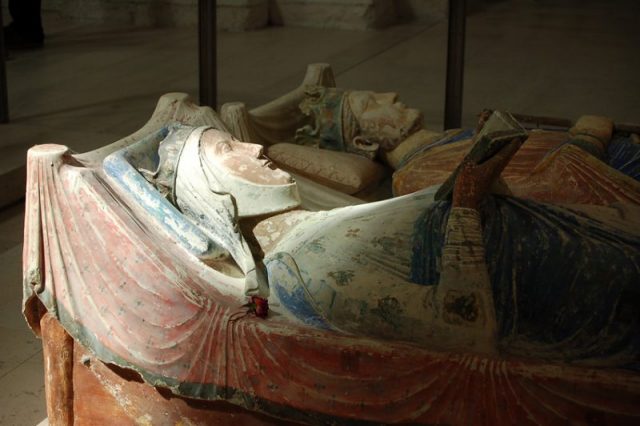 Tomb effigies of Eleanor and Henry II at Fontevraud Abbey. Photo by ElanorGamgee CC BY 3.0