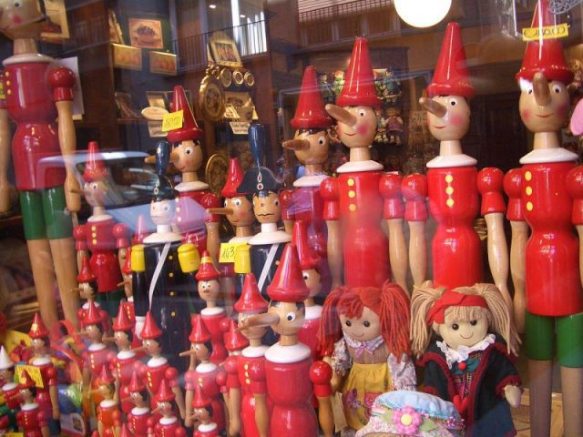 Pinocchio puppets in a puppet shop window in Florence. Photo by Vladimir Menkov CC BY-SA 3.0